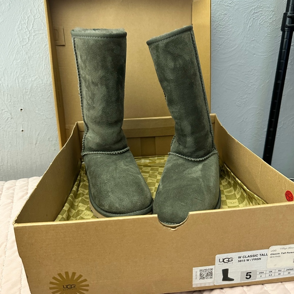 Classic Ugg Australia size 5